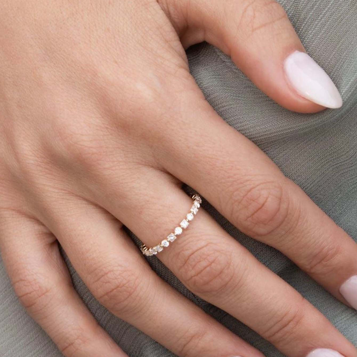 Minimalist and Lightly Luxurious Alternating Moissanite Inlay   925 Sterling Silver Ring
