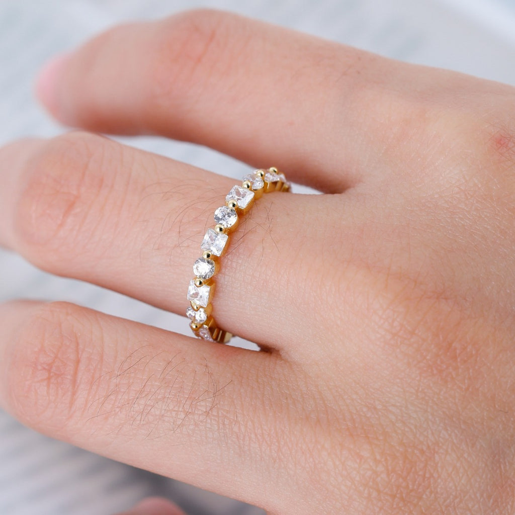 Minimalist and Lightly Luxurious Alternating Moissanite Inlay   925 Sterling Silver Ring