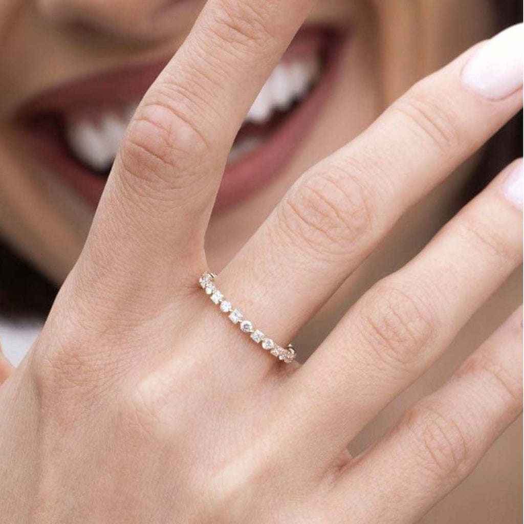 Minimalist and Lightly Luxurious Alternating Moissanite Inlay   925 Sterling Silver Ring